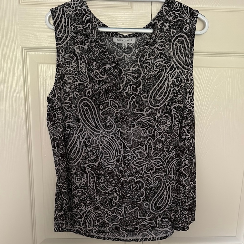 Black and White Sleeveless Fitted Blouse